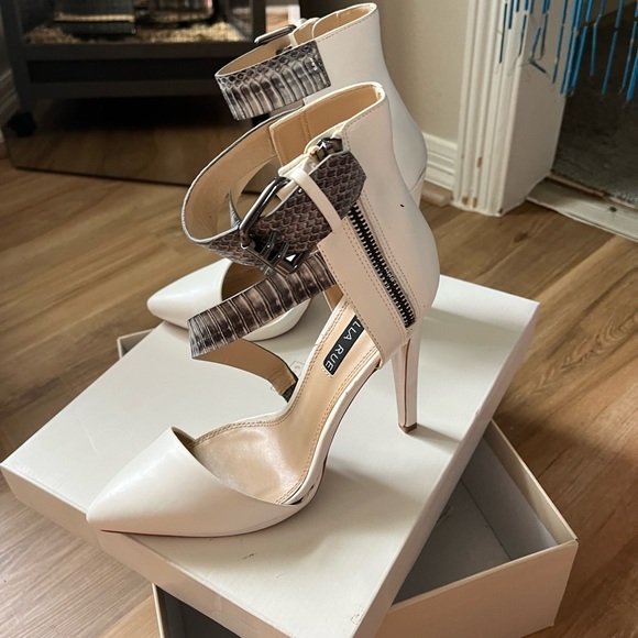White and snake skin heels with belt buckle strap - Picture 2 of 3